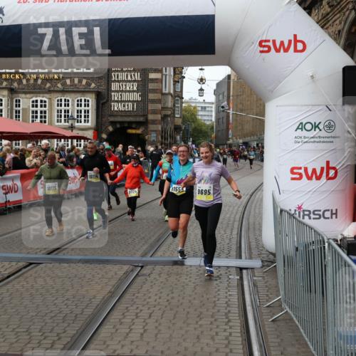 05.10.2025 - 20. swb-Marathon Bremen Yannick Fuchs http://msf.ph/oto/9252578 05.10.2025 11:14:23 Ziel 9695, 9724, 10114, 10115, 10201, 10832, 11036, 11135, 11539, 11555 meine-sportfotos.de