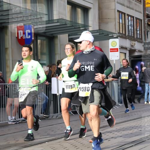 05.10.2025 - 20. swb-Marathon Bremen Strokosch-Dieckow http://msf.ph/oto/9252590 05.10.2025 10:55:14 Ziel 7165, 9195, 9197, 9350, 9492, 9514, 9621, 9720, 9722, 9856, 9882, 9902, 10088, 10107, 10111, 10195, 10256, 10260, 10262, 10287, 10323, 10475, 10745, 10755, 10757, 10800, 10909, 10970, 11025, 11081, 11115, 11197, 11380, 11431, 11586, 11588, 11624, 11702, 7165, 9195, 9197, 9350, 9492, 9514, 9621, 9720, 9722, 9856, 9882, 9902, 10088, 10107, 10111, 10195, 10256, 10260, 10262, 10287, 10323, 10475, 10745, 10755, 10757, 10800, 10909, 10970, 11025, 11081, 11115 meine-sportfotos.de