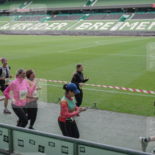 05.10.2025 - 20. swb-Marathon Bremen Michael Burmester http://msf.ph/oto/9252600 05.10.2025 10:41:36 Laufen im Stadion 8533, 9001, 9178, 9191, 9217, 9265, 9274, 9306, 9334, 9355, 9357, 9401, 9446, 9530, 9537, 9538, 9589, 9599, 9605, 9617, 9632, 9649, 9685, 9757, 9764, 9774, 9836, 9837, 9874, 9887, 9907, 9982, 10051, 10095, 10125, 10129, 10132, 10134, 10148, 10152, 10189, 10197, 10212, 10214, 10223, 10235, 10236, 10249, 10295, 10330, 10332, 10333, 10458, 10522, 10550, 10582, 10585, 10614, 10632, 10706, 10722, 10815, 10937, 10998, 11037, 11232, 11379, 11405, 11437, 11473, 7706 meine-sportfotos.de
