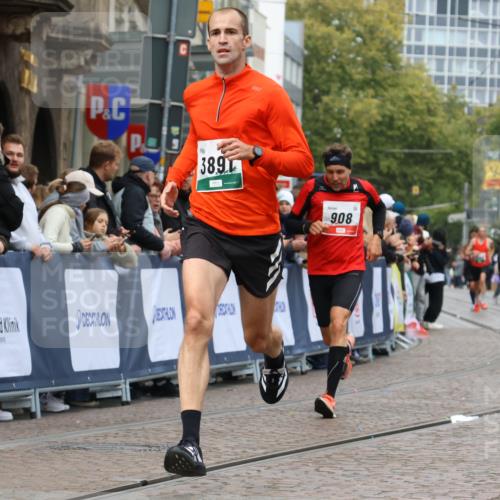 05.10.2025 - 20. swb-Marathon Bremen Strokosch-Dieckow http://msf.ph/oto/9252605 05.10.2025 12:50:51 Ziel 569, 908, 3891 meine-sportfotos.de