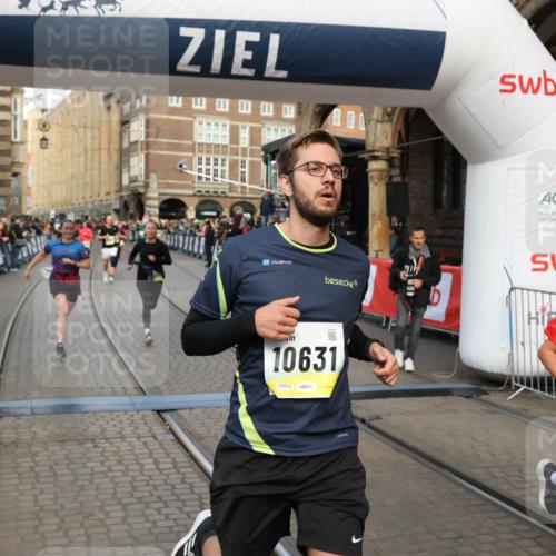 05.10.2025 - 20. swb-Marathon Bremen Yannick Fuchs http://msf.ph/oto/9252613 05.10.2025 10:54:14 Ziel 9520, 9807, 9835, 10019, 10075, 10631, 10662, 11151, 11303, 11339, 11347, 11432, 11593 meine-sportfotos.de