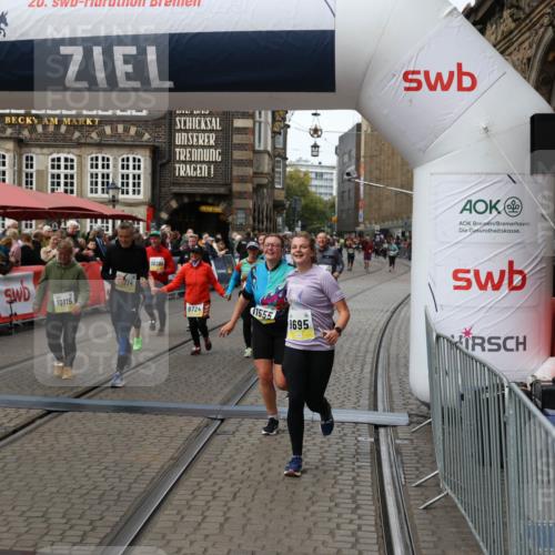 05.10.2025 - 20. swb-Marathon Bremen Yannick Fuchs http://msf.ph/oto/9252619 05.10.2025 11:14:24 Ziel 9695, 9724, 9818, 9819, 10114, 10115, 10201, 10832, 11135, 11539, 11555 meine-sportfotos.de