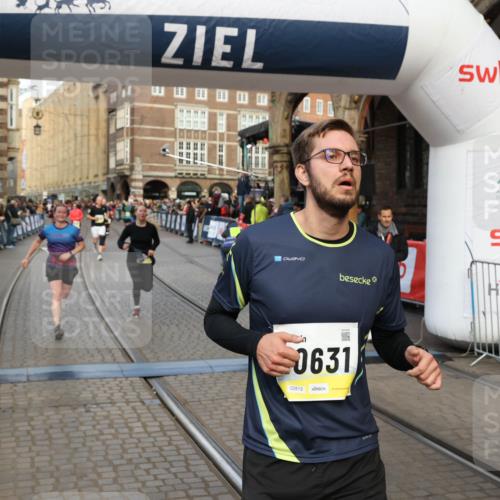 05.10.2025 - 20. swb-Marathon Bremen Yannick Fuchs http://msf.ph/oto/9252630 05.10.2025 10:54:14 Ziel 9520, 9807, 9835, 10019, 10075, 10631, 10662, 11151, 11303, 11339, 11347, 11432, 11593 meine-sportfotos.de