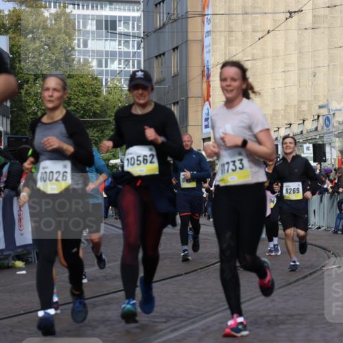 05.10.2025 - 20. swb-Marathon Bremen Strokosch-Dieckow http://msf.ph/oto/9252631 05.10.2025 11:01:37 Ziel 9269, 9278, 9294, 9322, 9432, 9782, 10026, 10030, 10056, 10324, 10370, 10562, 10903, 10904, 11223, 11463, 11732, 11733 meine-sportfotos.de