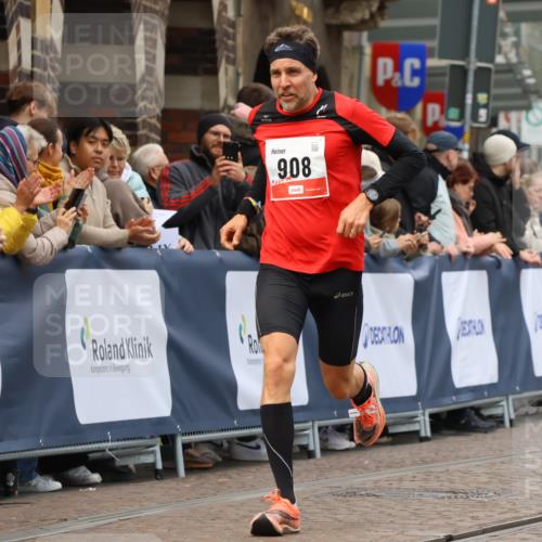 05.10.2025 - 20. swb-Marathon Bremen Strokosch-Dieckow http://msf.ph/oto/9252663 05.10.2025 12:50:53 Ziel 569, 908, 1063 meine-sportfotos.de
