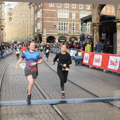 05.10.2025 - 20. swb-Marathon Bremen Yannick Fuchs http://msf.ph/oto/9252670 05.10.2025 10:54:15 Ziel 9402, 9520, 9807, 9835, 9935, 10019, 10075, 10631, 10662, 11151, 11303, 11339, 11347, 11432, 11593 meine-sportfotos.de