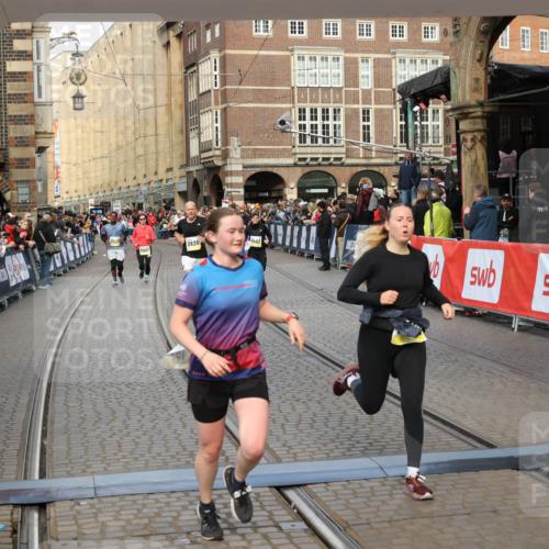 05.10.2025 - 20. swb-Marathon Bremen Yannick Fuchs http://msf.ph/oto/9252678 05.10.2025 10:54:15 Ziel 9402, 9520, 9807, 9835, 9935, 10019, 10075, 10631, 10662, 11151, 11303, 11339, 11347, 11432, 11593 meine-sportfotos.de