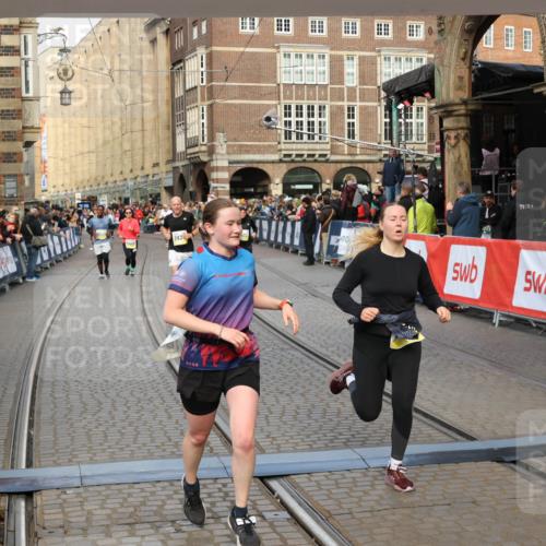 05.10.2025 - 20. swb-Marathon Bremen Yannick Fuchs http://msf.ph/oto/9252686 05.10.2025 10:54:15 Ziel 9402, 9520, 9807, 9835, 9935, 10019, 10075, 10631, 10662, 11151, 11303, 11339, 11347, 11432, 11593 meine-sportfotos.de