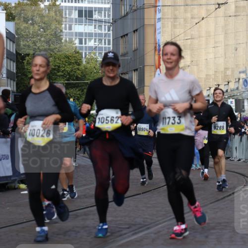 05.10.2025 - 20. swb-Marathon Bremen Strokosch-Dieckow http://msf.ph/oto/9252689 05.10.2025 11:01:37 Ziel 9269, 9278, 9294, 9322, 9432, 9782, 10026, 10030, 10056, 10324, 10370, 10562, 10903, 10904, 11223, 11463, 11732, 11733 meine-sportfotos.de