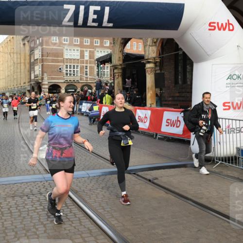 05.10.2025 - 20. swb-Marathon Bremen Yannick Fuchs http://msf.ph/oto/9252709 05.10.2025 10:54:15 Ziel 9402, 9520, 9807, 9835, 9935, 10019, 10075, 10631, 10662, 11151, 11303, 11339, 11347, 11432, 11593 meine-sportfotos.de
