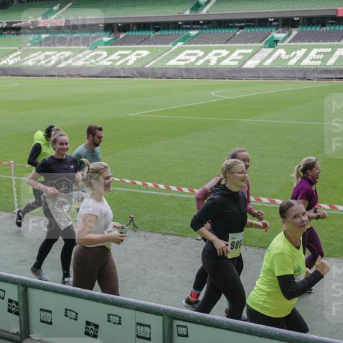 05.10.2025 - 20. swb-Marathon Bremen Michael Burmester http://msf.ph/oto/9252724 05.10.2025 10:41:39 Laufen im Stadion 7069, 8533, 9178, 9191, 9217, 9265, 9274, 9306, 9355, 9357, 9401, 9530, 9538, 9589, 9599, 9605, 9617, 9632, 9649, 9685, 9757, 9764, 9774, 9836, 9837, 9874, 9887, 9907, 9982, 10051, 10095, 10125, 10129, 10132, 10134, 10148, 10152, 10189, 10197, 10212, 10214, 10223, 10235, 10236, 10249, 10295, 10330, 10332, 10333, 10458, 10522, 10550, 10582, 10585, 10614, 10632, 10706, 10722, 10815, 10937, 10998, 11037, 11056, 11097, 11232, 11379, 11405, 11437, 11473, 7706, 9001 meine-sportfotos.de