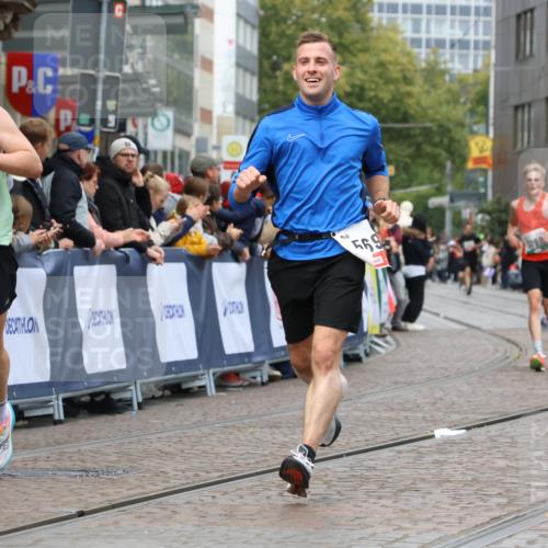 05.10.2025 - 20. swb-Marathon Bremen Strokosch-Dieckow http://msf.ph/oto/9252740 05.10.2025 12:50:59 Ziel 426, 569, 746, 1063, 1070, 1928, 2253, 3198 meine-sportfotos.de