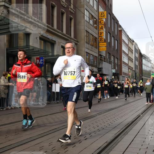 05.10.2025 - 20. swb-Marathon Bremen Strokosch-Dieckow http://msf.ph/oto/9252746 05.10.2025 10:55:19 Ziel 7165, 9195, 9197, 9492, 9521, 9621, 9720, 9722, 9856, 9882, 9902, 10088, 10107, 10111, 10195, 10253, 10262, 10287, 10323, 10385, 10475, 10653, 10745, 10755, 10757, 10800, 10909, 11025, 11052, 11081, 11197, 11249, 11586, 11588, 11624, 7165, 9195, 9197, 9492, 9521, 9621, 9720, 9722, 9856, 9882, 9902, 10088, 10107, 10111, 10195, 10253, 10262, 10287, 10323, 10385, 10475, 10653, 10745, 10755, 10757, 10800, 10909, 11025, 11052, 11081, 11249 meine-sportfotos.de