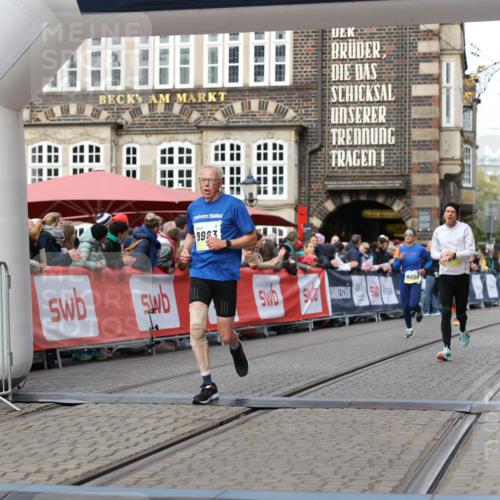 05.10.2025 - 20. swb-Marathon Bremen Yannick Fuchs http://msf.ph/oto/9252749 05.10.2025 10:45:26 Ziel 9290, 9396, 9885, 9963, 10431, 10634, 10822, 10898, 11488 meine-sportfotos.de