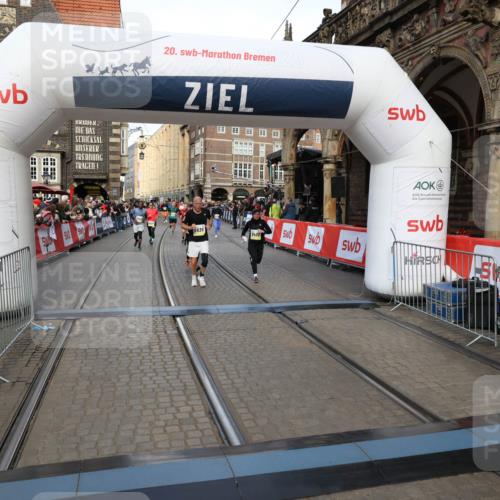 05.10.2025 - 20. swb-Marathon Bremen Yannick Fuchs http://msf.ph/oto/9252758 05.10.2025 10:54:18 Ziel 9402, 9900, 9935, 10019, 10533, 10631, 10662, 11151, 11203, 11303, 11347, 11432, 11449 meine-sportfotos.de
