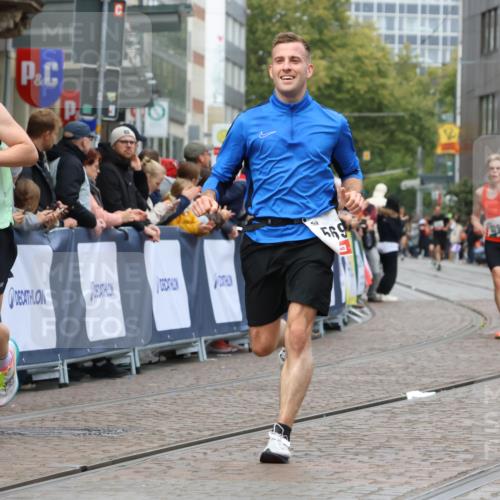 05.10.2025 - 20. swb-Marathon Bremen Strokosch-Dieckow http://msf.ph/oto/9252767 05.10.2025 12:50:59 Ziel 426, 569, 746, 1063, 1070, 1928, 2253, 3198 meine-sportfotos.de