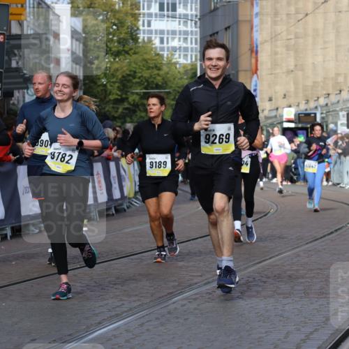 05.10.2025 - 20. swb-Marathon Bremen Strokosch-Dieckow http://msf.ph/oto/9252771 05.10.2025 11:01:42 Ziel 9189, 9269, 9294, 9782, 10004, 10026, 10370, 10562, 10903, 10904, 11463, 11732, 11733 meine-sportfotos.de