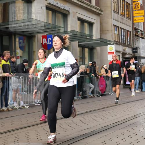 05.10.2025 - 20. swb-Marathon Bremen Strokosch-Dieckow http://msf.ph/oto/9252775 05.10.2025 10:55:20 Ziel 7165, 9195, 9197, 9492, 9521, 9621, 9720, 9856, 9882, 10088, 10107, 10111, 10195, 10253, 10262, 10287, 10323, 10385, 10475, 10610, 10653, 10745, 10755, 10757, 10800, 10909, 11025, 11052, 11081, 11197, 11249, 11586, 11588, 11624, 7165, 9195, 9197, 9492, 9521, 9621, 9720, 9856, 9882, 10088, 10107, 10111, 10195, 10253, 10262, 10287, 10323, 10385, 10475, 10610, 10653, 10745, 10755, 10757, 10800, 10909, 11025, 11052, 11081, 11249 meine-sportfotos.de