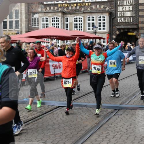 05.10.2025 - 20. swb-Marathon Bremen Yannick Fuchs http://msf.ph/oto/9252783 05.10.2025 11:14:26 Ziel 9695, 9724, 9818, 9819, 10114, 10115, 10201, 10832, 11135, 11539, 11555 meine-sportfotos.de