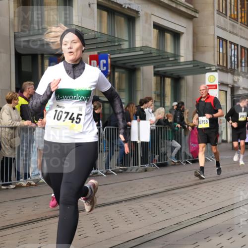 05.10.2025 - 20. swb-Marathon Bremen Strokosch-Dieckow http://msf.ph/oto/9252786 05.10.2025 10:55:20 Ziel 7165, 9195, 9197, 9492, 9521, 9621, 9720, 9856, 9882, 10088, 10107, 10111, 10195, 10253, 10262, 10287, 10323, 10385, 10475, 10610, 10653, 10745, 10755, 10757, 10800, 10909, 11025, 11052, 11081, 11197, 11249, 11586, 11588, 11624, 7165, 9195, 9197, 9492, 9521, 9621, 9720, 9856, 9882, 10088, 10107, 10111, 10195, 10253, 10262, 10287, 10323, 10385, 10475, 10610, 10653, 10745, 10755, 10757, 10800, 10909, 11025, 11052, 11081, 11249 meine-sportfotos.de