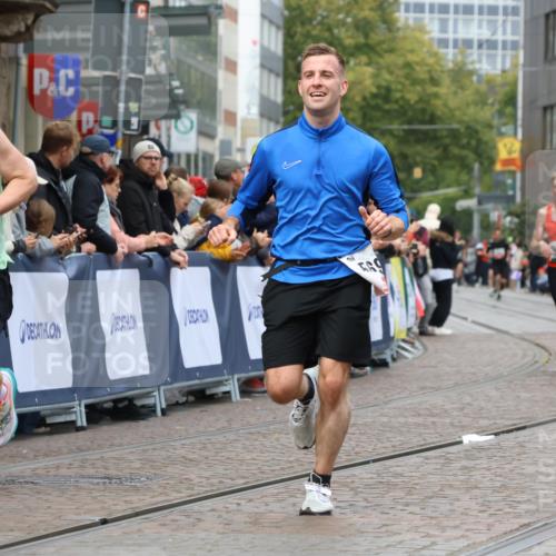 05.10.2025 - 20. swb-Marathon Bremen Strokosch-Dieckow http://msf.ph/oto/9252792 05.10.2025 12:50:59 Ziel 426, 569, 746, 1063, 1070, 1928, 2253, 3198 meine-sportfotos.de