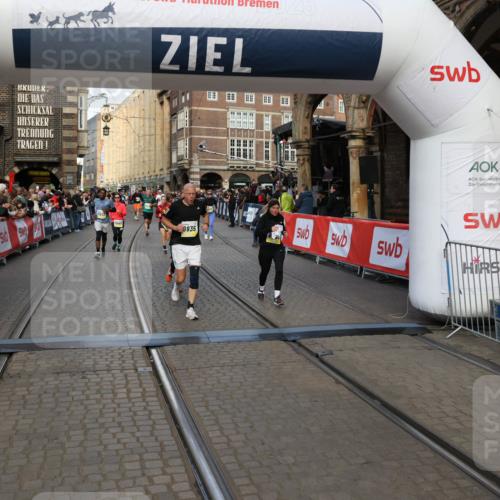 05.10.2025 - 20. swb-Marathon Bremen Yannick Fuchs http://msf.ph/oto/9252798 05.10.2025 10:54:18 Ziel 9402, 9900, 9935, 10019, 10533, 10631, 10662, 11151, 11203, 11303, 11347, 11432, 11449 meine-sportfotos.de