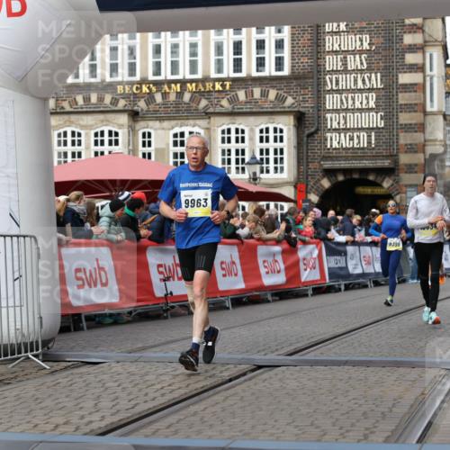 05.10.2025 - 20. swb-Marathon Bremen Yannick Fuchs http://msf.ph/oto/9252799 05.10.2025 10:45:26 Ziel 9290, 9396, 9885, 9963, 10431, 10634, 10822, 10898, 11488 meine-sportfotos.de