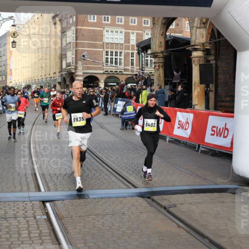 05.10.2025 - 20. swb-Marathon Bremen Yannick Fuchs http://msf.ph/oto/9252806 05.10.2025 10:54:18 Ziel 9402, 9900, 9935, 10019, 10533, 10631, 10662, 11151, 11203, 11303, 11347, 11432, 11449 meine-sportfotos.de
