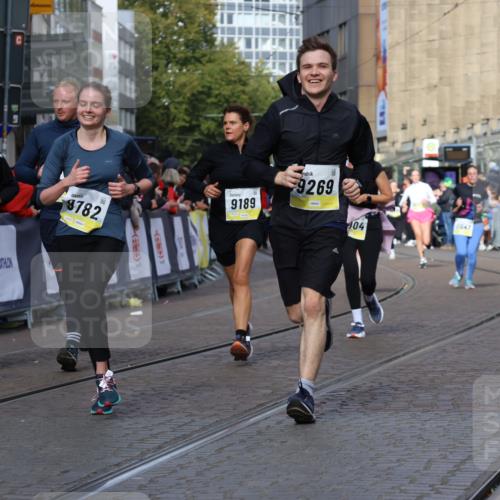 05.10.2025 - 20. swb-Marathon Bremen Strokosch-Dieckow http://msf.ph/oto/9252820 05.10.2025 11:01:42 Ziel 9189, 9269, 9294, 9782, 10004, 10026, 10370, 10562, 10903, 10904, 11463, 11732, 11733 meine-sportfotos.de