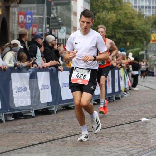 05.10.2025 - 20. swb-Marathon Bremen Strokosch-Dieckow http://msf.ph/oto/9252824 05.10.2025 12:51:02 Ziel 426, 569, 746, 1063, 1070, 1372, 1928, 2253, 3198 meine-sportfotos.de