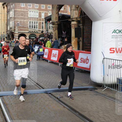 05.10.2025 - 20. swb-Marathon Bremen Yannick Fuchs http://msf.ph/oto/9252828 05.10.2025 10:54:19 Ziel 9402, 9574, 9900, 9935, 10019, 10234, 10533, 10631, 10662, 11151, 11203, 11347, 11449 meine-sportfotos.de