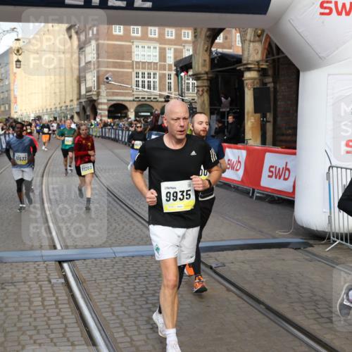 05.10.2025 - 20. swb-Marathon Bremen Yannick Fuchs http://msf.ph/oto/9252891 05.10.2025 10:54:20 Ziel 9402, 9574, 9900, 9935, 10234, 10533, 11151, 11203, 11347, 11449 meine-sportfotos.de