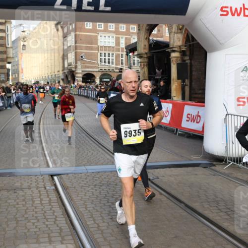05.10.2025 - 20. swb-Marathon Bremen Yannick Fuchs http://msf.ph/oto/9252900 05.10.2025 10:54:20 Ziel 9402, 9574, 9900, 9935, 10234, 10533, 11151, 11203, 11347, 11449 meine-sportfotos.de