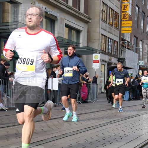 05.10.2025 - 20. swb-Marathon Bremen Strokosch-Dieckow http://msf.ph/oto/9252911 05.10.2025 10:55:31 Ziel 7147, 7165, 9195, 9197, 9521, 9621, 9871, 9882, 9950, 10015, 10088, 10253, 10287, 10323, 10385, 10394, 10475, 10610, 10641, 10653, 10654, 10675, 10755, 10758, 10800, 10909, 10921, 10959, 11052, 11081, 11148, 11249, 11439, 11586, 11588, 11624, 11626, 7147, 7165, 9195, 9197, 9521, 9621, 9871, 9882, 9950, 10015, 10088, 10253, 10287, 10323, 10385, 10394, 10475, 10610, 10641, 10653, 10654, 10675, 10755, 10758, 10800, 10909, 10921, 10959, 11052, 11081, 11148, 11249 meine-sportfotos.de
