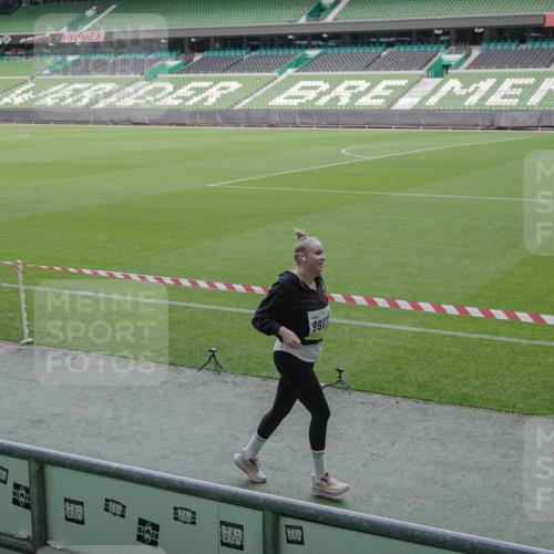 05.10.2025 - 20. swb-Marathon Bremen Michael Burmester http://msf.ph/oto/9252924 05.10.2025 10:41:49 Laufen im Stadion 7069, 8533, 9265, 9274, 9357, 9401, 9538, 9599, 9632, 9649, 9757, 9774, 9836, 9837, 9874, 9887, 9907, 9982, 10051, 10095, 10125, 10129, 10132, 10134, 10148, 10152, 10189, 10197, 10212, 10214, 10223, 10235, 10236, 10248, 10249, 10295, 10330, 10332, 10333, 10458, 10499, 10522, 10582, 10585, 10614, 10632, 10706, 10722, 10815, 10937, 10943, 10998, 11037, 11056, 11097, 11232, 11379, 11395, 11405, 11437, 11473, 11584, 11634, 7706, 9001, 9178, 9191, 9217 meine-sportfotos.de