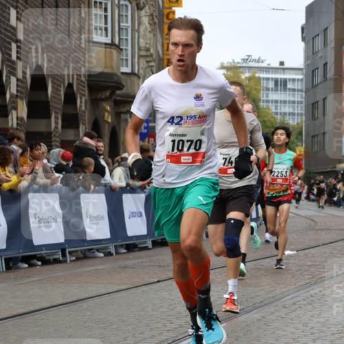 05.10.2025 - 20. swb-Marathon Bremen Strokosch-Dieckow http://msf.ph/oto/9252934 05.10.2025 12:51:05 Ziel 426, 746, 1070, 1372, 1928, 2253, 3198 meine-sportfotos.de