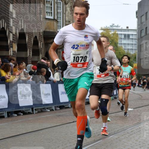 05.10.2025 - 20. swb-Marathon Bremen Strokosch-Dieckow http://msf.ph/oto/9252950 05.10.2025 12:51:05 Ziel 426, 746, 1070, 1372, 1928, 2253, 3198 meine-sportfotos.de