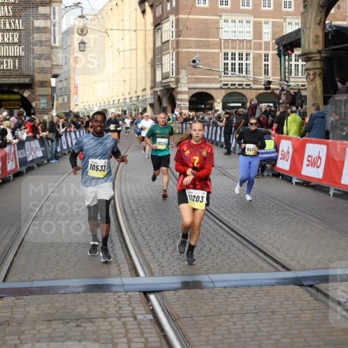 05.10.2025 - 20. swb-Marathon Bremen Yannick Fuchs http://msf.ph/oto/9252953 05.10.2025 10:54:20 Ziel 9402, 9574, 9900, 9935, 10234, 10533, 11151, 11203, 11347, 11449 meine-sportfotos.de