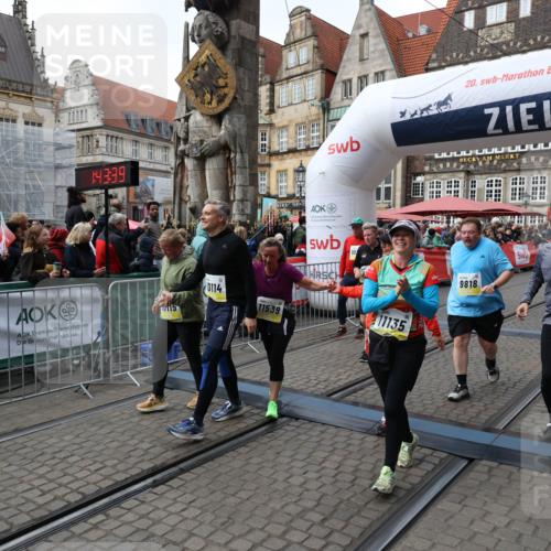 05.10.2025 - 20. swb-Marathon Bremen Yannick Fuchs http://msf.ph/oto/9252956 05.10.2025 11:14:28 Ziel 9695, 9724, 9818, 9819, 10114, 10115, 10201, 10832, 11135, 11539, 11555 meine-sportfotos.de