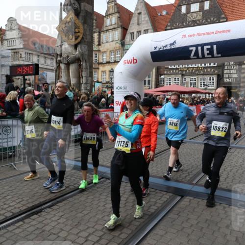 05.10.2025 - 20. swb-Marathon Bremen Yannick Fuchs http://msf.ph/oto/9252962 05.10.2025 11:14:29 Ziel 9695, 9724, 9818, 9819, 10114, 10115, 10201, 10832, 11135, 11539, 11555 meine-sportfotos.de
