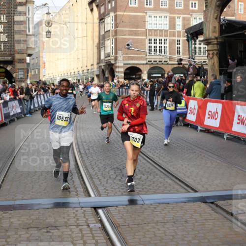 05.10.2025 - 20. swb-Marathon Bremen Yannick Fuchs http://msf.ph/oto/9252967 05.10.2025 10:54:21 Ziel 9402, 9574, 9900, 9935, 10234, 10402, 10533, 11151, 11203, 11347, 11449 meine-sportfotos.de