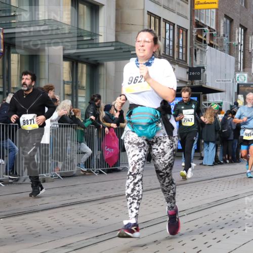 05.10.2025 - 20. swb-Marathon Bremen Strokosch-Dieckow http://msf.ph/oto/9252975 05.10.2025 10:55:33 Ziel 7147, 9197, 9521, 9541, 9621, 9871, 9882, 9950, 10015, 10088, 10253, 10287, 10323, 10385, 10394, 10610, 10641, 10653, 10654, 10675, 10758, 10800, 10909, 10921, 10959, 11052, 11081, 11148, 11249, 11439, 11586, 11624, 11626, 7147, 9197, 9521, 9541, 9621, 9871, 9882, 9950, 10015, 10088, 10253, 10287, 10323, 10385, 10394, 10610, 10641, 10653, 10654, 10675, 10758, 10800, 10909, 10921, 10959, 11052, 11081, 11148, 11249 meine-sportfotos.de