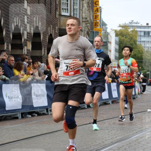 05.10.2025 - 20. swb-Marathon Bremen Strokosch-Dieckow http://msf.ph/oto/9252979 05.10.2025 12:51:06 Ziel 746, 1372, 1928, 2253, 3198 meine-sportfotos.de
