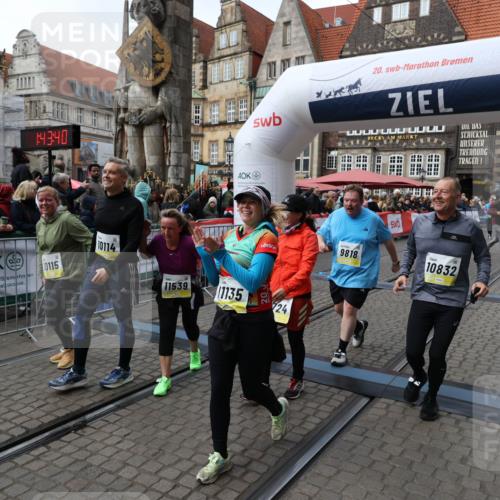 05.10.2025 - 20. swb-Marathon Bremen Yannick Fuchs http://msf.ph/oto/9252980 05.10.2025 11:14:29 Ziel 9695, 9724, 9818, 9819, 10114, 10115, 10201, 10832, 11135, 11539, 11555 meine-sportfotos.de