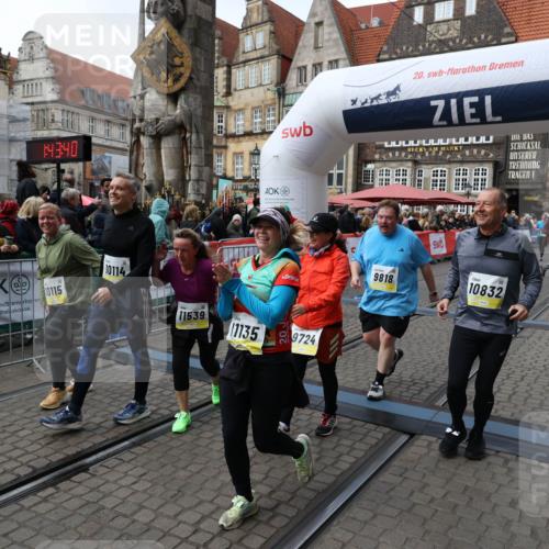 05.10.2025 - 20. swb-Marathon Bremen Yannick Fuchs http://msf.ph/oto/9252987 05.10.2025 11:14:29 Ziel 9695, 9724, 9818, 9819, 10114, 10115, 10201, 10832, 11135, 11539, 11555 meine-sportfotos.de