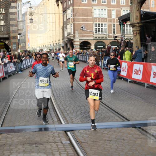 05.10.2025 - 20. swb-Marathon Bremen Yannick Fuchs http://msf.ph/oto/9252989 05.10.2025 10:54:21 Ziel 9402, 9574, 9900, 9935, 10234, 10402, 10533, 11151, 11203, 11347, 11449 meine-sportfotos.de