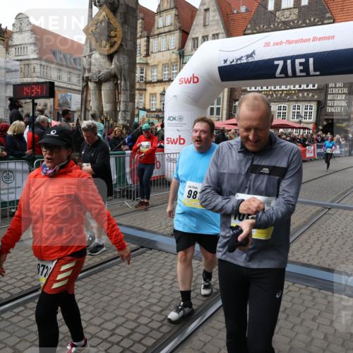 05.10.2025 - 20. swb-Marathon Bremen Yannick Fuchs http://msf.ph/oto/9253033 05.10.2025 11:14:31 Ziel 9724, 9756, 9818, 9819, 10114, 10115, 10201, 10832, 11135, 11539 meine-sportfotos.de