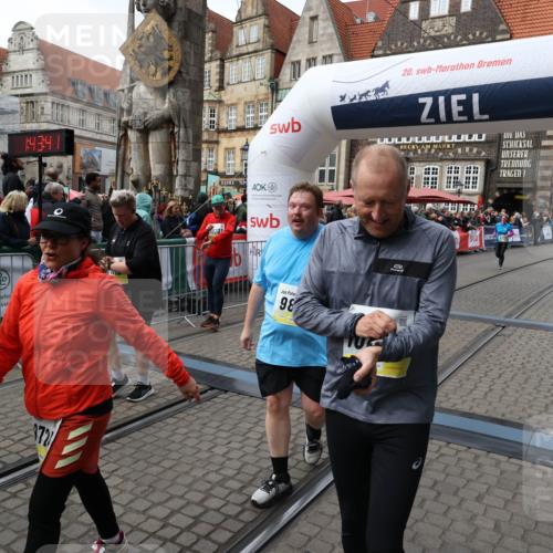 05.10.2025 - 20. swb-Marathon Bremen Yannick Fuchs http://msf.ph/oto/9253040 05.10.2025 11:14:31 Ziel 9724, 9756, 9818, 9819, 10114, 10115, 10201, 10832, 11135, 11539 meine-sportfotos.de