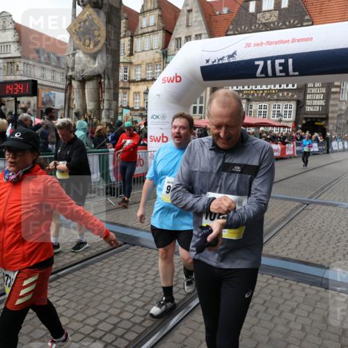 05.10.2025 - 20. swb-Marathon Bremen Yannick Fuchs http://msf.ph/oto/9253047 05.10.2025 11:14:31 Ziel 9724, 9756, 9818, 9819, 10114, 10115, 10201, 10832, 11135, 11539 meine-sportfotos.de