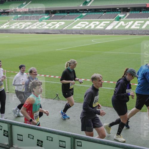 05.10.2025 - 20. swb-Marathon Bremen Michael Burmester http://msf.ph/oto/9253048 05.10.2025 10:41:58 Laufen im Stadion 7069, 8533, 8865, 9265, 9357, 9401, 9519, 9538, 9632, 9648, 9649, 9798, 9815, 9836, 9837, 9887, 9907, 9982, 10031, 10051, 10082, 10087, 10095, 10125, 10129, 10132, 10134, 10148, 10152, 10189, 10197, 10212, 10214, 10223, 10239, 10248, 10249, 10264, 10330, 10332, 10333, 10499, 10522, 10614, 10706, 10722, 10815, 10824, 10937, 10943, 10998, 11037, 11056, 11097, 11142, 11206, 11232, 11379, 11395, 11405, 11437, 11473, 11584, 11634, 9001, 9178, 9191, 9217, 9274, 11261 meine-sportfotos.de
